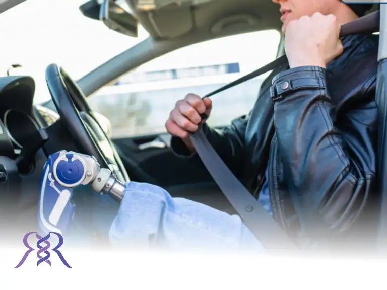 همه چیزی که درباره رانندگی با پروتز و ریسک ها نیاز است بدانید